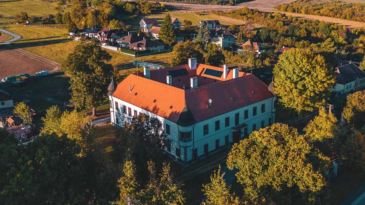 Kaštieľ Radošina – pohľad na areál