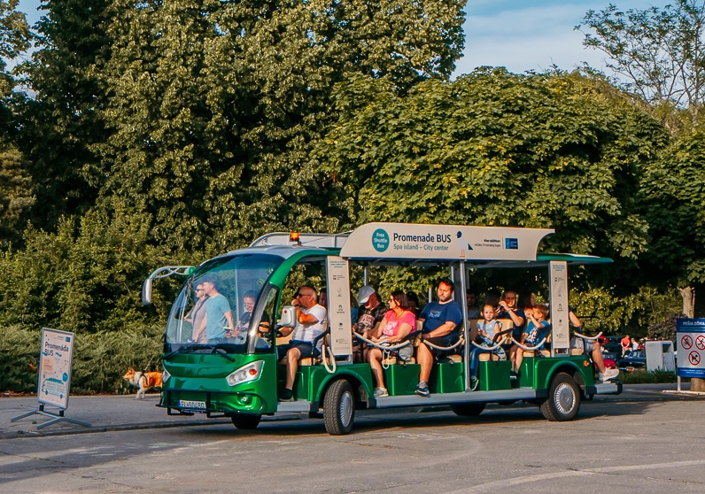 Elektrobus Promenáda bus na Kúpeľnom ostrove v Piešťanoch